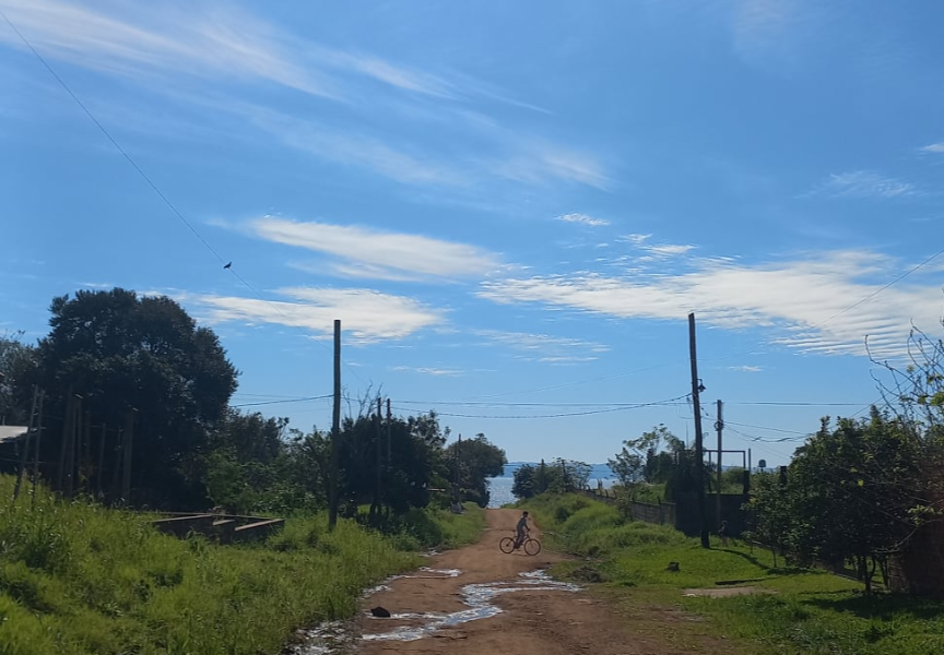 Hermoso y amplio lote a dos cuadras de la colectora del acceso Sur