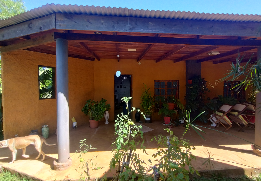 CASA SEMI AMOBLADA 2 DORMITORIOS CON GARAJE Y PATIO