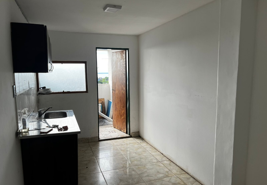 DEPARTAMENTO SOBRE AVENIDA