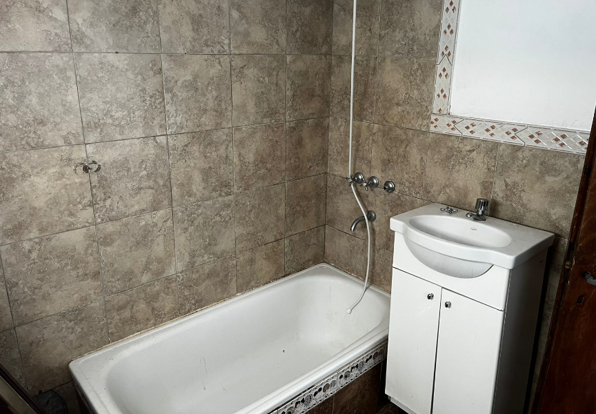 DEPARTAMENTO SOBRE AVENIDA