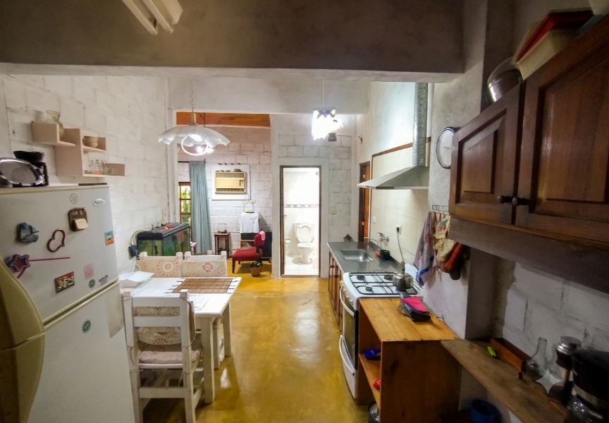 CASA SEMI AMOBLADA 2 DORMITORIOS CON GARAJE Y PATIO