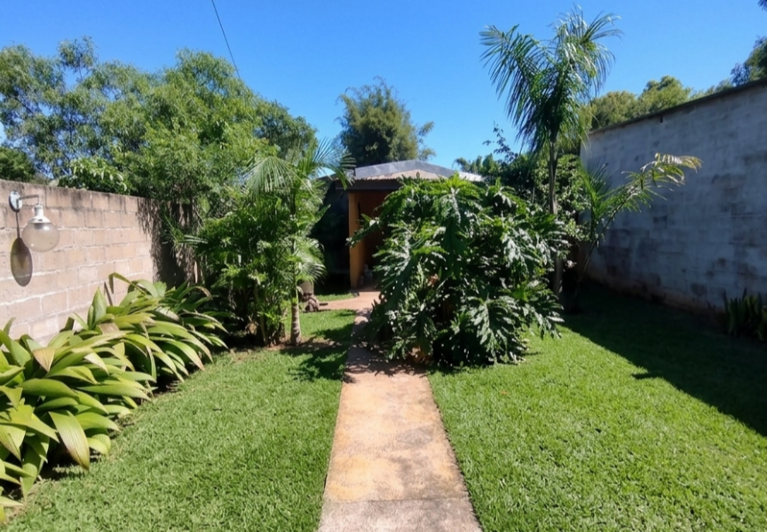 CASA SEMI AMOBLADA 2 DORMITORIOS CON GARAJE Y PATIO