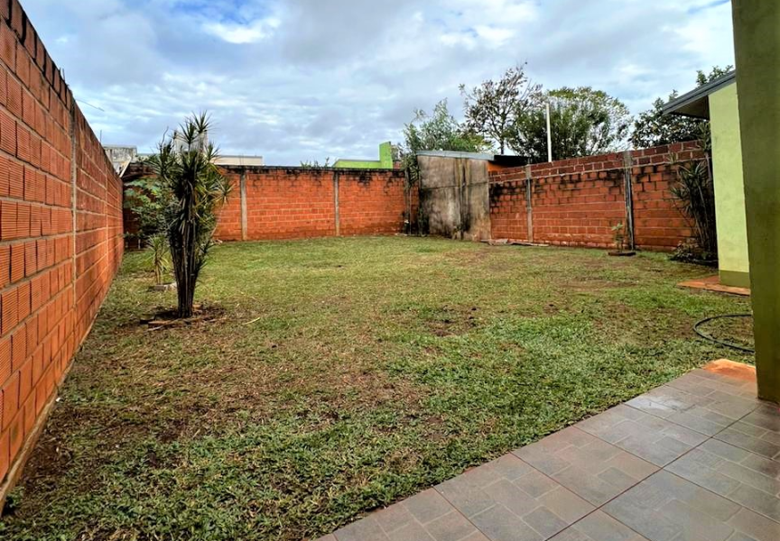 CASA CON COCHERA Y GALERíA - ZONA  AV. MULLER Y AV. 117