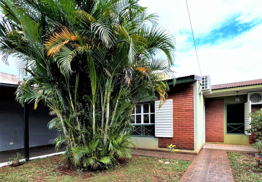 CASA CON COCHERA Y GALERíA - ZONA  AV. MULLER Y AV. 117