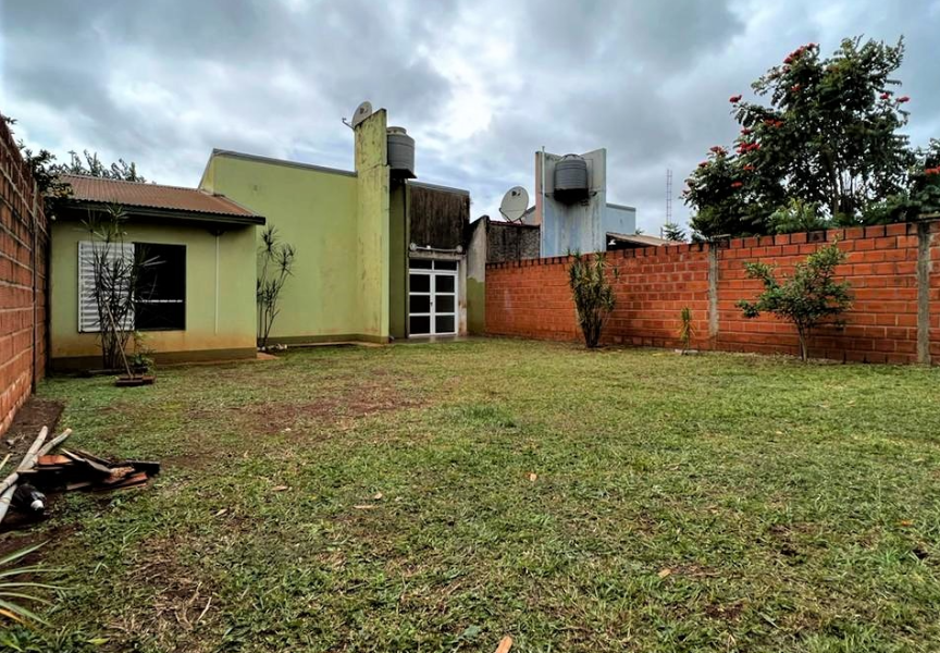 CASA CON COCHERA Y GALERíA - ZONA  AV. MULLER Y AV. 117
