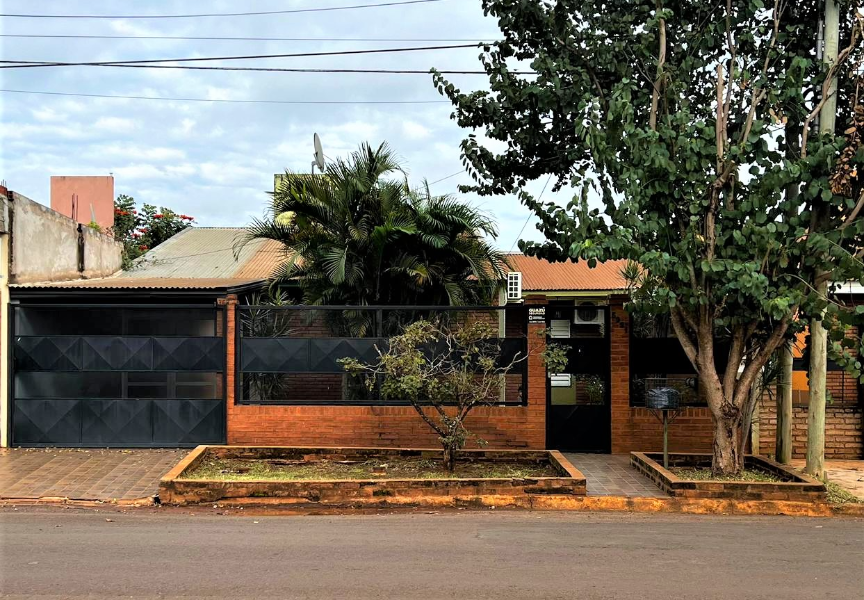 CASA CON COCHERA Y GALERíA - ZONA  AV. MULLER Y AV. 117