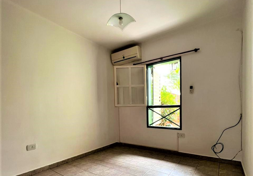 CASA CON COCHERA Y GALERíA - ZONA  AV. MULLER Y AV. 117
