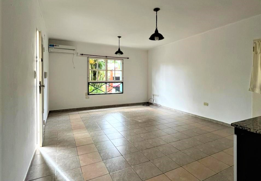 CASA CON COCHERA Y GALERíA - ZONA  AV. MULLER Y AV. 117