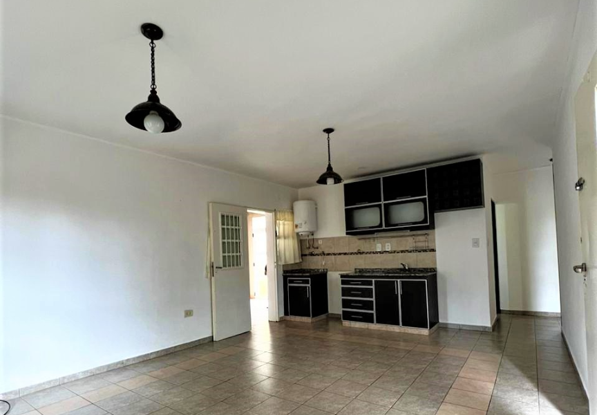 CASA CON COCHERA Y GALERíA - ZONA  AV. MULLER Y AV. 117