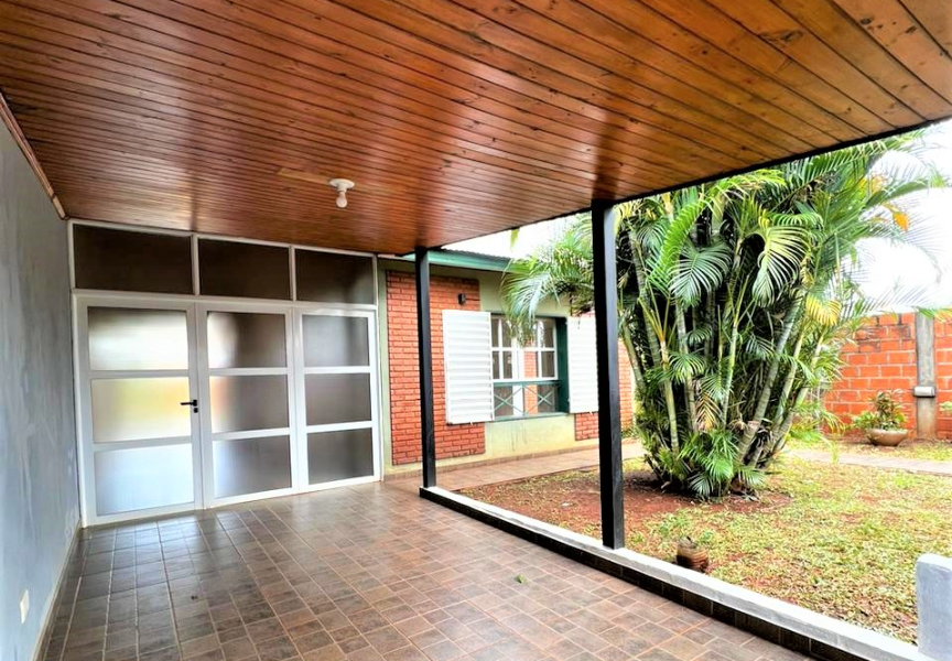 CASA CON COCHERA Y GALERíA - ZONA  AV. MULLER Y AV. 117